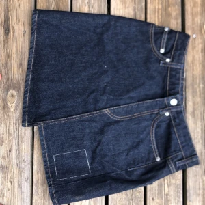 Weekday jeanskjol - Från kollektionen naturalborn, aldrig använd. Mycket snygg kjol med en speciell modell