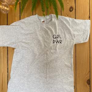 Cool grå tröja med ett GRL PWR tryck!! Jätte fin att knyta upp till ett par vanliga byxor till exempel! frakt tillkommer! Bara att skicka om du har några fler frågor eller vill ha fler bilder!❤️