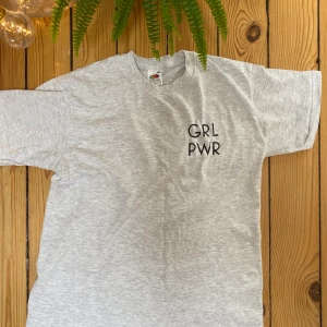 Girlpower tröja  - Cool grå tröja med ett GRL PWR tryck!! Jätte fin att knyta upp till ett par vanliga byxor till exempel! frakt tillkommer! Bara att skicka om du har några fler frågor eller vill ha fler bilder!❤️