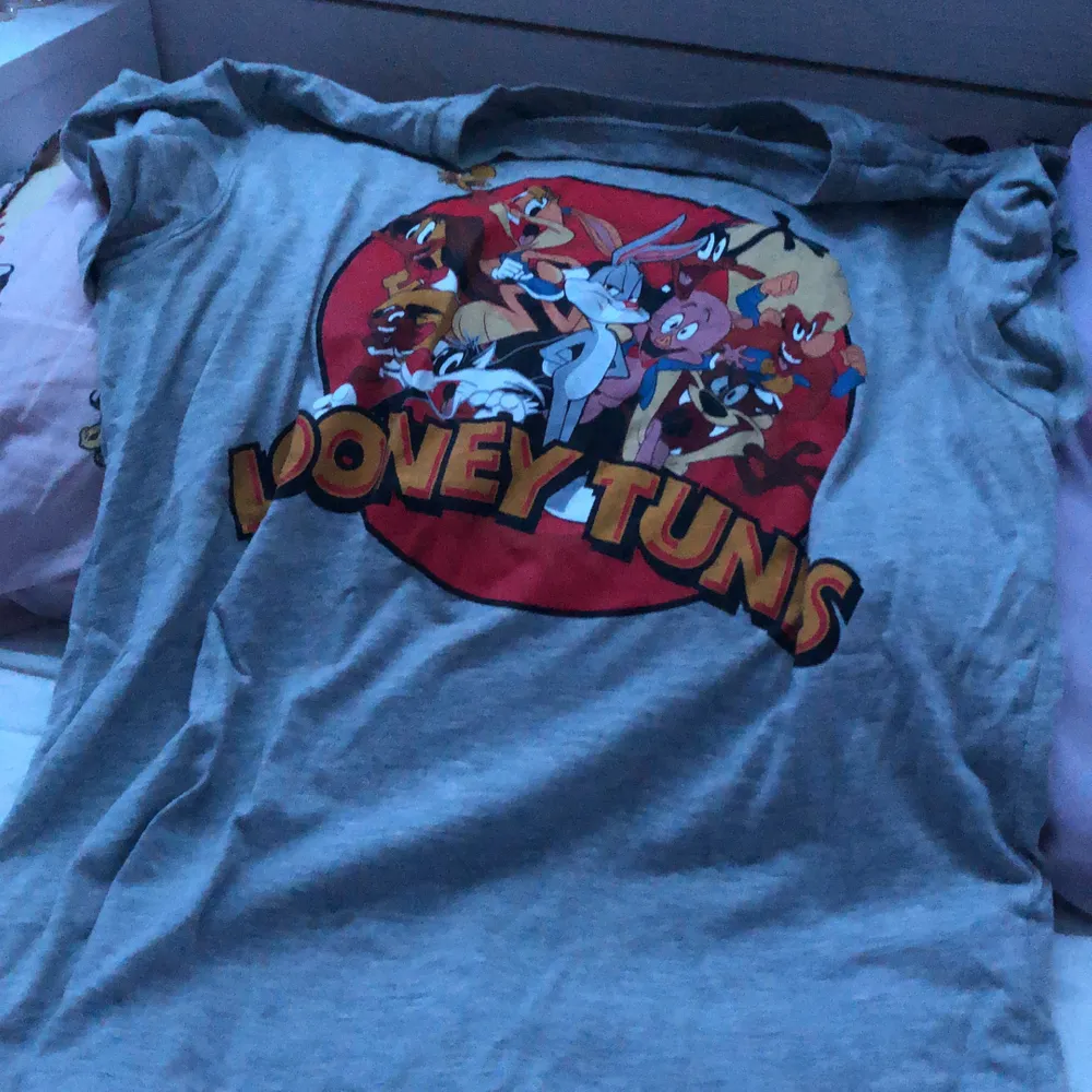 Söt looney tunes T-shirt med alla karaktärer ☺️😊 fint skick!    Köpt på Gina tricot . T-shirts.