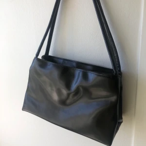 Söt svart väska  - Söt och trendig vintage väska i superbra skick! Bra storlek så man kan få plats med ganska mycket i väskan! 🥰