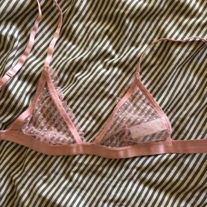 Oanvänd spetsbh från NA-KD - Supersöt rosa spetsbh från NA-KD med prickigt mönster och volanger. Aldrig använd. Säljer på grund av att den tyvärr är för liten. 🌸 frakt 29kr