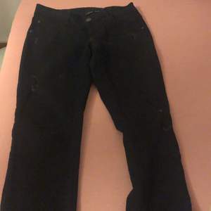 Svarta jeans i storleken 38