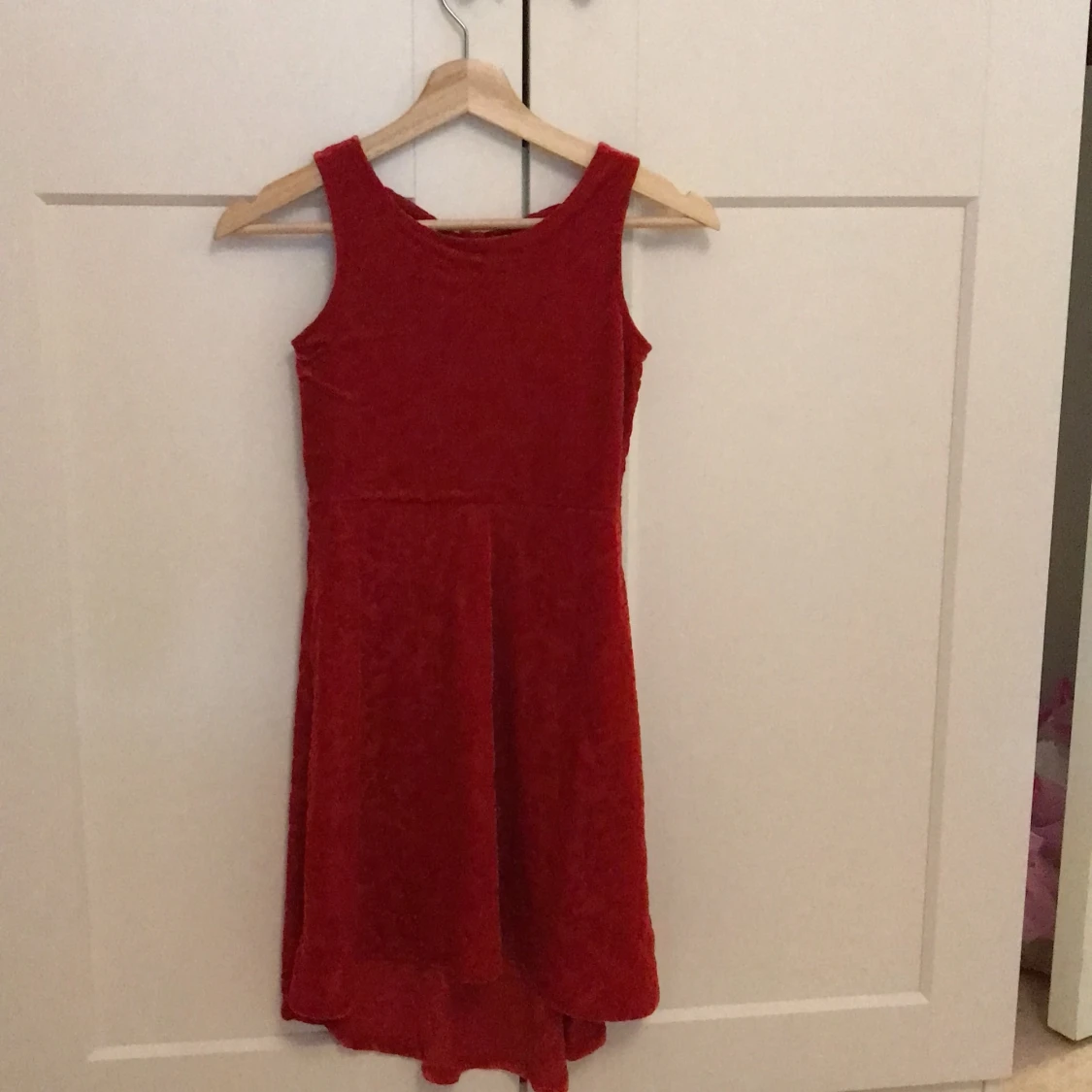 Röd klänning i strl 134/140