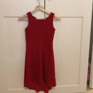 Röd klänning i strl 134/140 - Har används några gånger och har ett väldigt bra skick. 