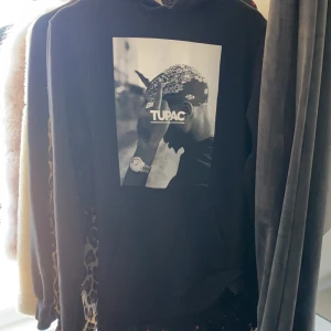 Tupac hoodid - Tupac hoodie från junkyard nypris runt 500-600kr, knappt använd