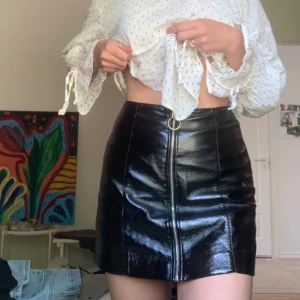 Kjol i skrynklat latex! - Riktigt cool kjol i skrynklat latex. Dragkedja med ring i silver på framsidan. Kjolen är ifrån ISTAY. Skriv i chatten för mer information!☺️