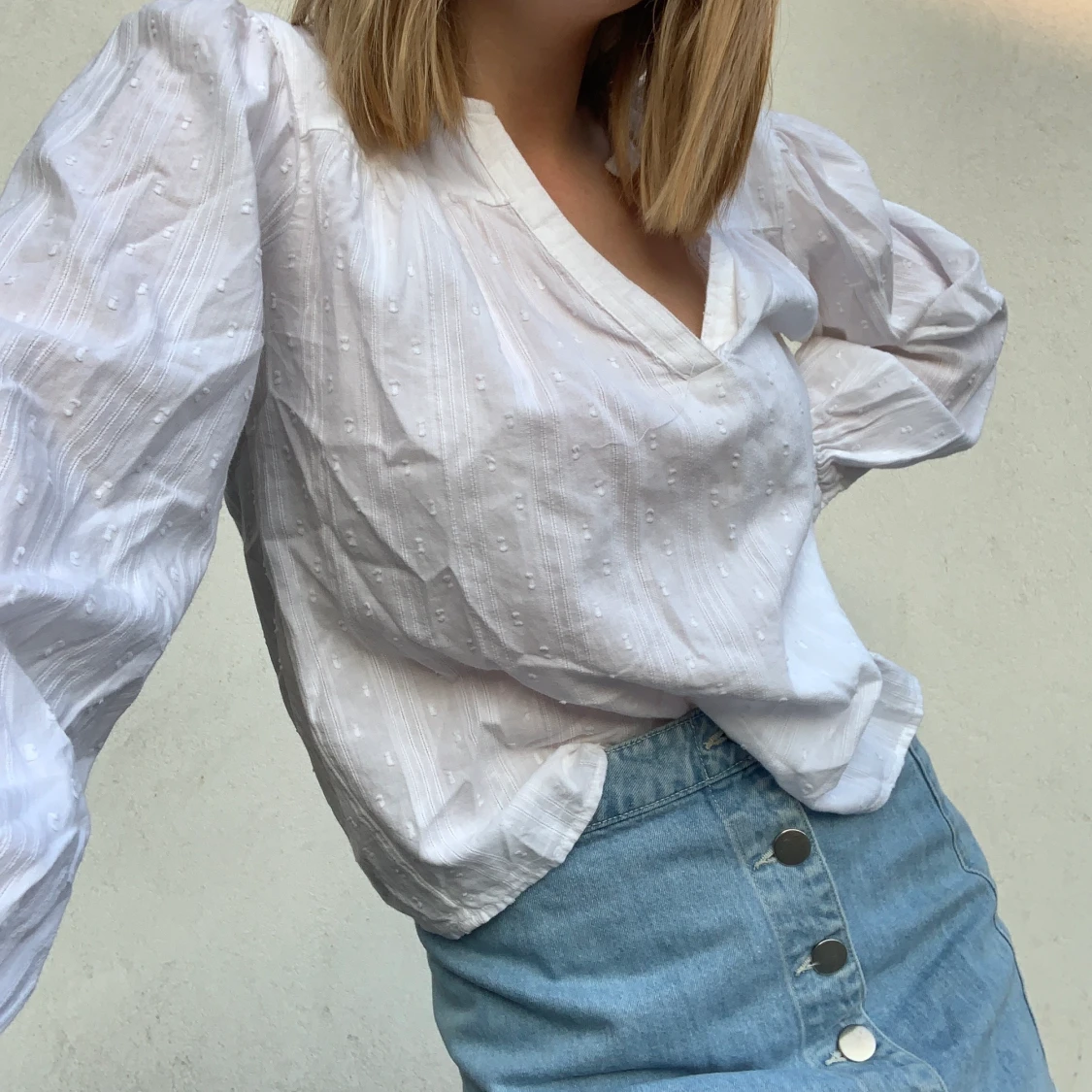 En vit blus med vita prickar