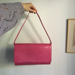 Rosa väska köpt här på Plick - En rosa, mycket fin och trendig väska🌸💕Köpt här på plick för ca ett år sedan. Väldigt gott skick på utsidan, men några fläckarna på insidan( därav billigare pris än vad jag köpte den för). Fråga mer vid intresse😊Köparen står för frakten🤝