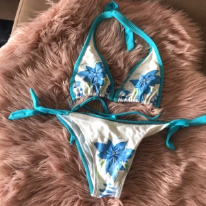Bikini - Jättefin o söt turkos och vit bikini med blommor tyvärr för liten 
