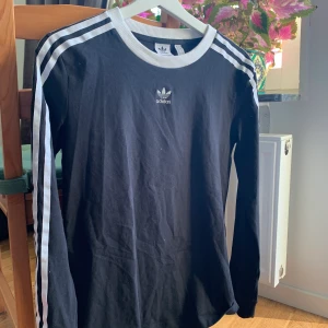 Adidas Sweater - Den klassiska svarta Adidaströjan! Jätteskön, väldigt luftig och andas bra. Säljer pga att den inte används. NYPRIS: 499kr