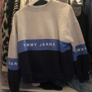 Tröja  - Jättecool Tommy tröja. Tycker att den är jättefin men använder tvärt inte så mkt. Råkade få färgblekning på tröjan (syns inte så mycket) som man ser på sista bilden. Nypris 1200