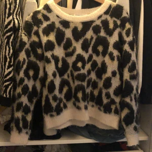 Söt tröja  - Jättefin och skön stickad tröja. Använd typ en gång. Jättebra skick!!! Nypris 1200. Passar xs-s