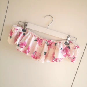 Blommig off shoulder bikini top - Super söt off shoulder bikini top från gina tricot. Nyskick. Frakt tillkommer. 