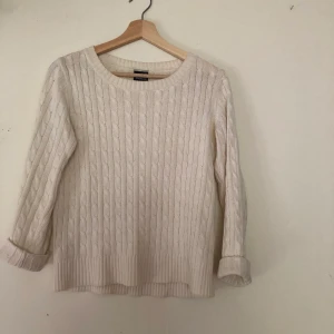 Kabelstickad tröja - Vit kabelstickad tröja från Gina, super fin! 💞