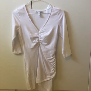 Vit klänning från Nelly i strl XS - Tight men stretchig vit klänning i storlek XS. Superfin och endast använd en gång så i nyskick. Tyvärr har den blivit för liten för mig så hoppas att någon annan får användning av den. 🥰😍 Inköpt för 399kr.
