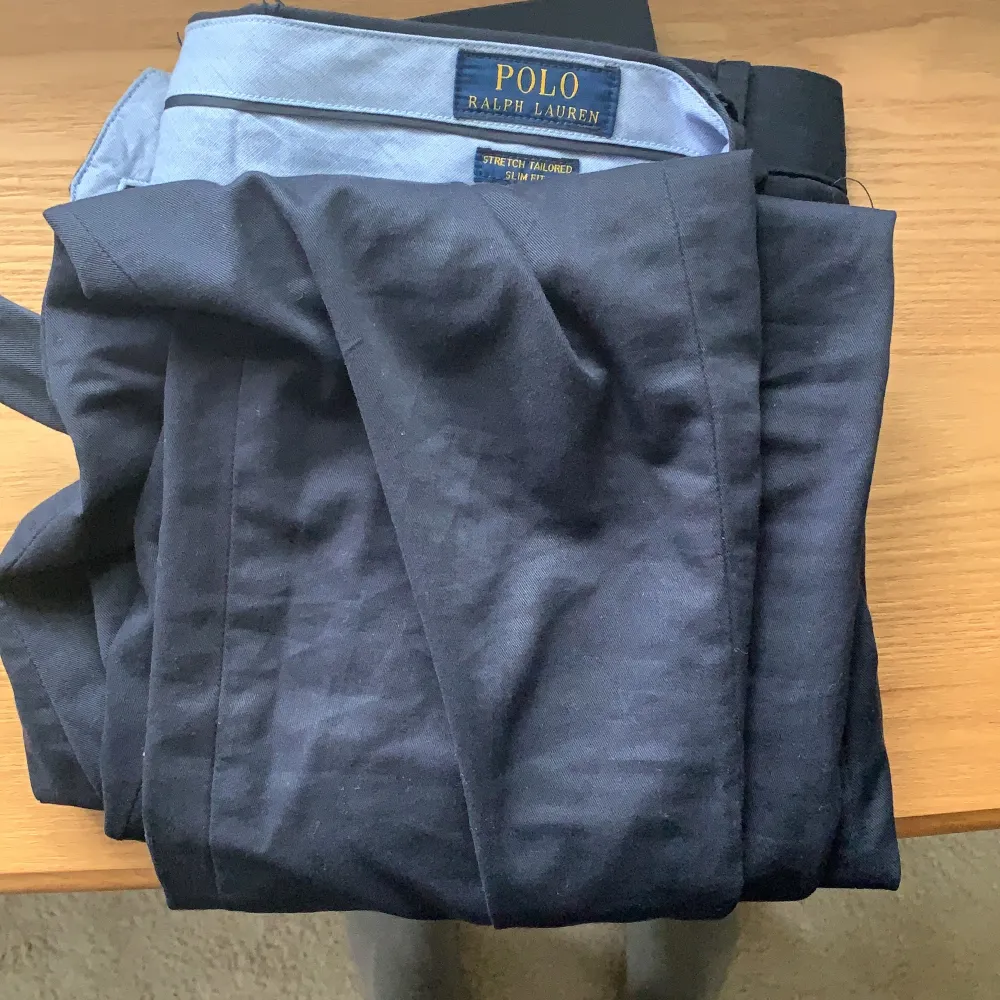 Välskött plagg från Ralph Lauren. Använt enbart 5 gånger. Färgen är Aviator Navy. W:31,L:32.                  Nypris är 1499kr.. Jeans & Byxor.