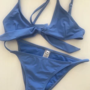 bikinisett - Budgivning för detta SUPERSNYGGA bikini sett från NAKD!!! Säljer då det är storlek XXS men överdelen var alldeles för liten och underdelen alldeles för stor! Så passar endast A kupa! helt oanvänt (3e bilden e från hemsidan)  bud startar på 150 ink frakt🦋