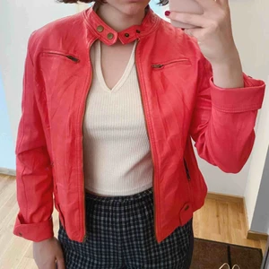  - Oanväd rosa läderjacka! Passar perfekt till våren och sommaren! 