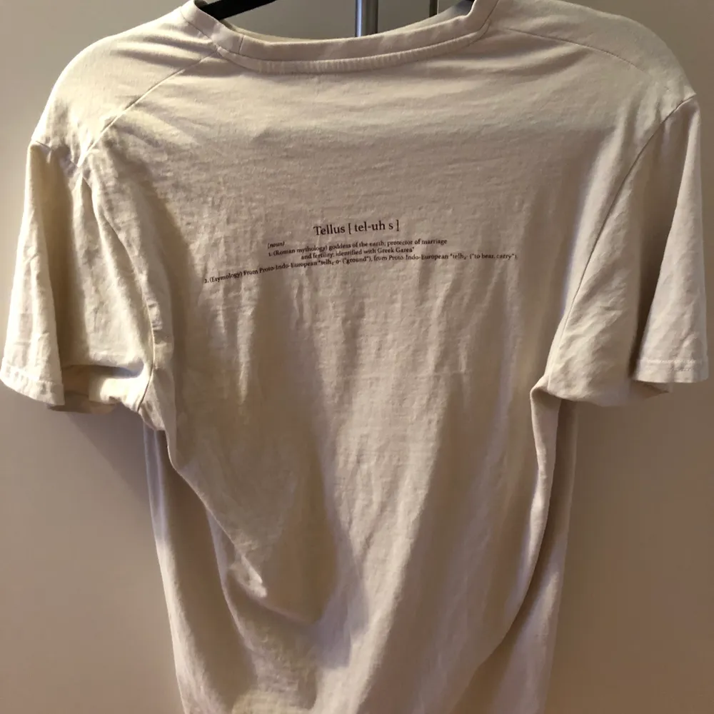 (Första bilden är lånad) Fin t-shirt köpt här på plick från ett UF företag. Aldrig använd så skicket är bra. Väldigt fin t-shirt men kommer inte till användning        Pris kan diskuteras . T-shirts.