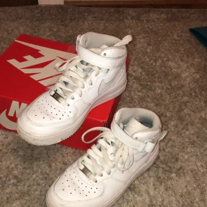 Höga Nike air force - Ett par höga Nike air force, använda några fåtal gånger. De är köpta för ungefär 1000kr och är i strl 37,5. Säljer dem för att det inte passar mig och min stil. Kontakta mig vid frågor eller fler bilder;) Köparen står för frakt 📦 💕