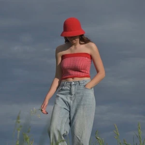 stickad tubtopp - Thriftad stickad tubtopp som är röd och rosa. Materialet är mjukt och ganska tjockt vilket gör att den är både varm och sval på samma gång. Frakt ingår eller hämta upp i Västerås. 