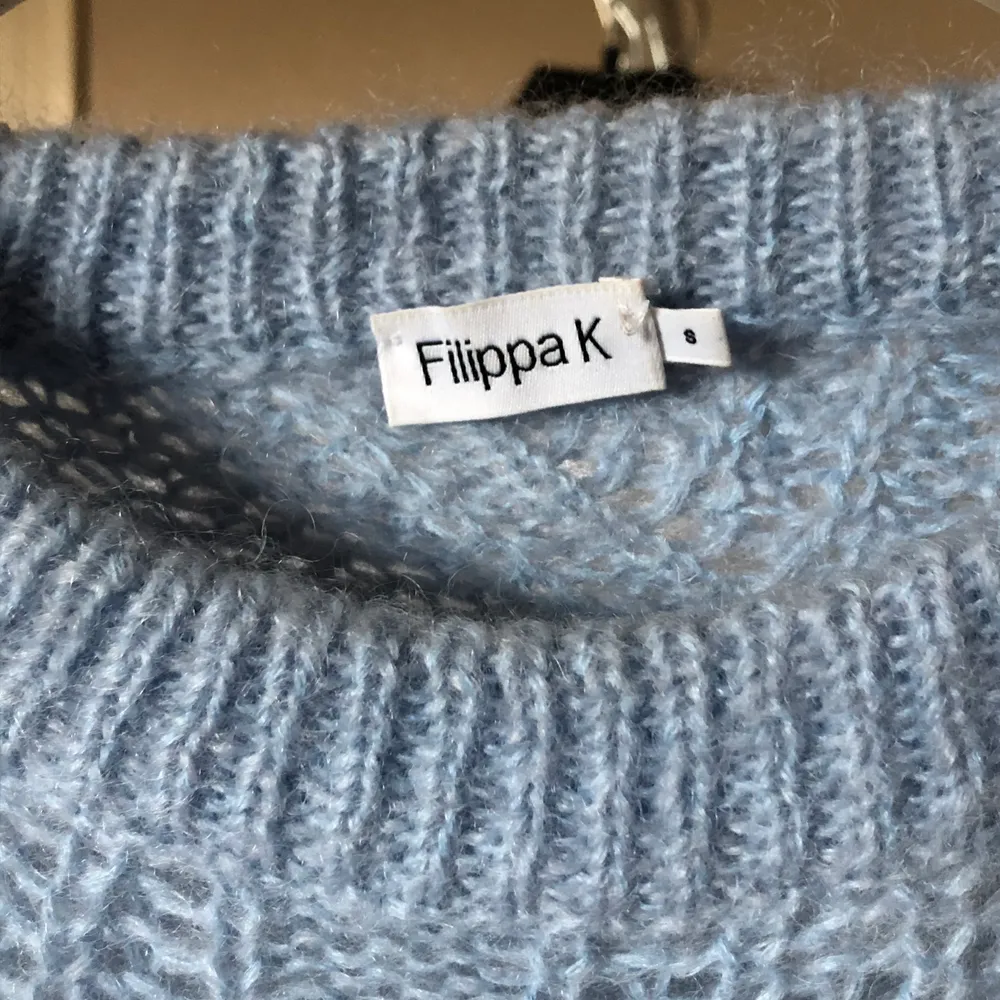 Säljer min superfina Filippa K stickade tröja då den inte kommer till användning. Strl S men passar även XS. Fint skick! Priset är inklusive frakt men kan diskuteras.💖💞💘 köpt för 1300 kr.. Stickat.