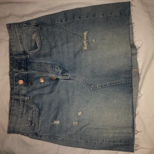 Jeanskjol - Storlek 38, jättefin tvätt. Oanvänd. Frakt ingår i priset.