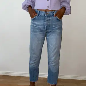 Superfina boyfriend jeans från zara som köptes för några år sedan. Jag är 160 cm. Köparen betalar frakt på 35 kr🌟🌟