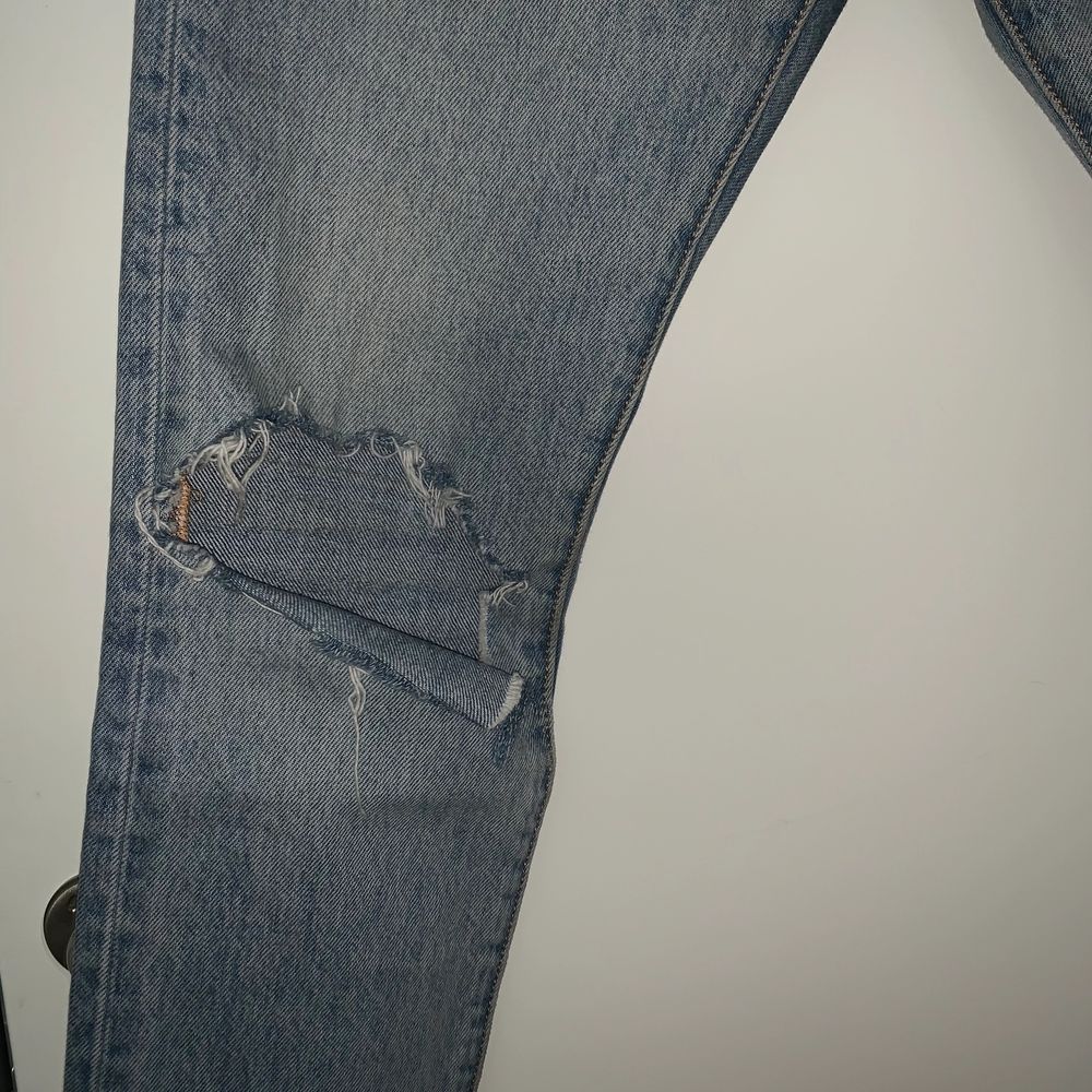 Ett par Levis jeans i modellen 501 skinny, har även gjort ett snyggt slitet hål i högra knät. Frakt tillkommer!!. Jeans & Byxor.