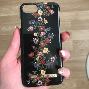 iDeal of Sweden skal, iphone 8/7/6/6s - Helt i nyskick, aldrig provat på mobilen då jag fick två likadana. Älskar detta, det är så fint😍 Köparen står för frakten. 100kr om ingen budar högre