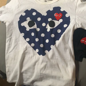 Commé des Gracons play tröja - Comme ses gracons tröja med blått tryck. Köpt förra året och knappt använd. Köpt på NK i Stockholm. Köpt för 1000 kr.Köparen står för frakten.