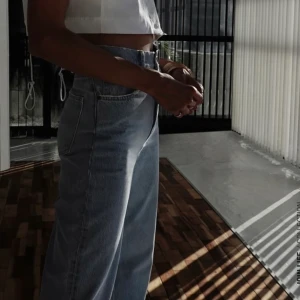 SVIN SNYGGA byxor från zara - Jag kan tyvärr inte returnera dessa därför jag säljer dom här. Modellen på bilden är 177cm. Storleken är en vanlig 38/36. Färgen är som på första bilden. Bild 3 är samma byxa fast i annan färg (fanns inte modellbilder för ljusblå)