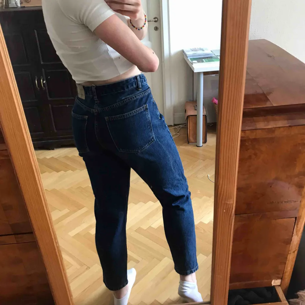 Mörka mom jeans från pull&bear. Bra skick och material. Köparen står för frakten. Kan även mötas upp i Stockholm.. Jeans & Byxor.