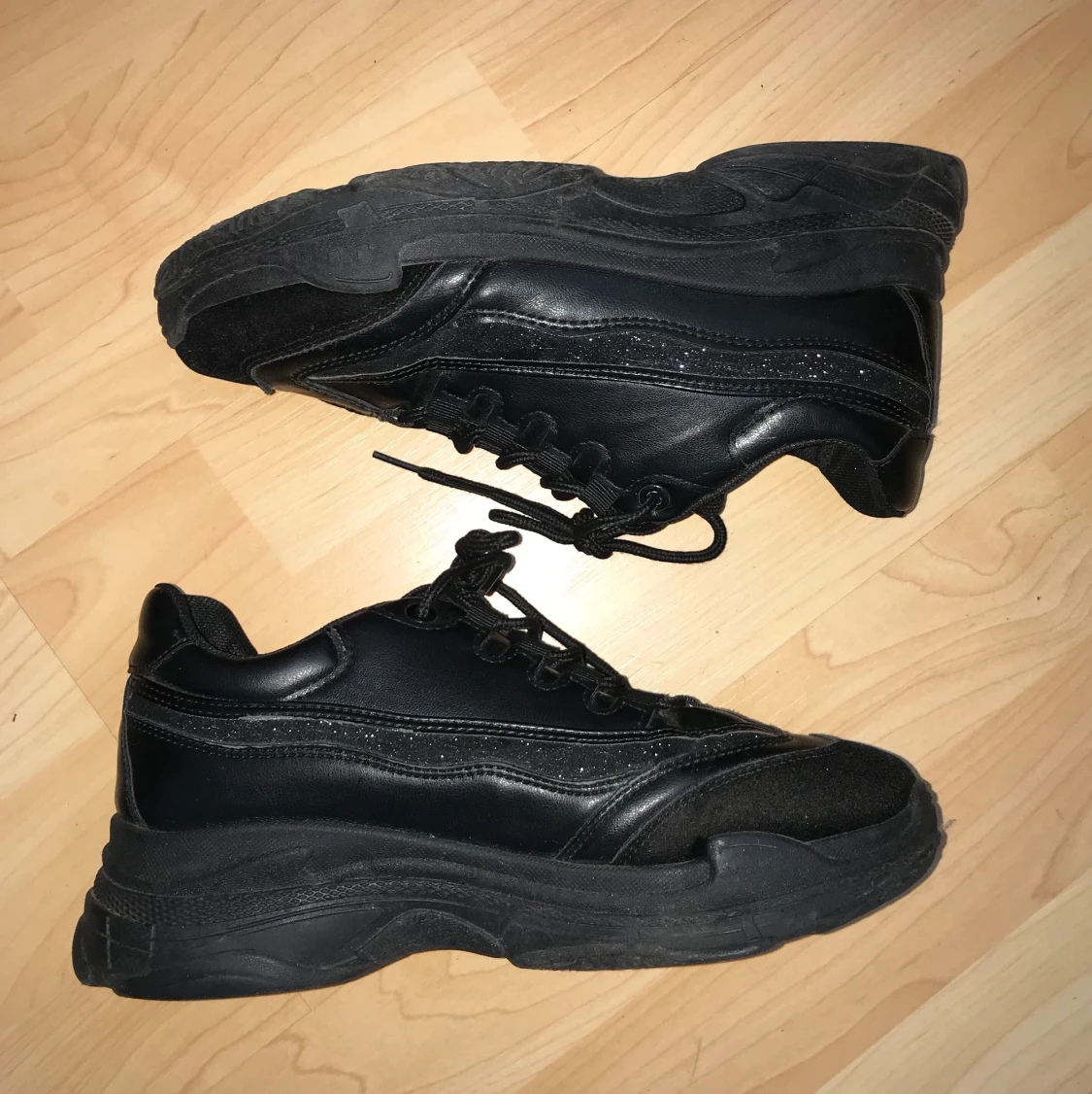 Tuffa svarta vintagesneakers med glitter - 90
