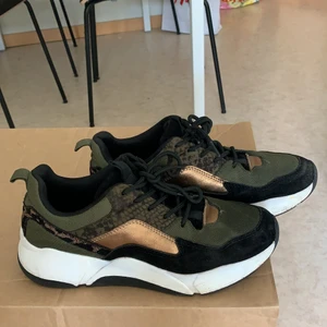 Sneakers - Snygga, nästan helt oanvända sneakers från Johanssons skor. Storlek 40