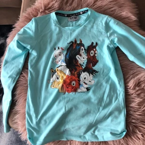 Hästtröja - Söt turkos ljusblå tunn tröja med ”Mulle och hans vänner från Min häst”  storlek 146/152 barn men jag kan ha den jag har storlek XS-S . Så den blir tajt och fin 🌟