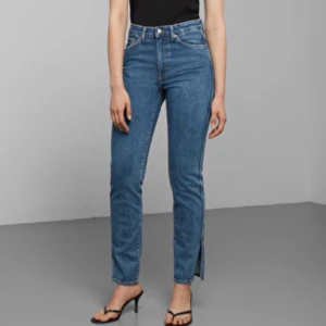 Weekday Case Split Jeans - Säljer pga för långa för mig (158cm)  W25 -  Yttrebenlängd: 102cm - Inrebenlängd: 76 cm Meddela mig vid intresse! Budgivning om fler är intresserade!