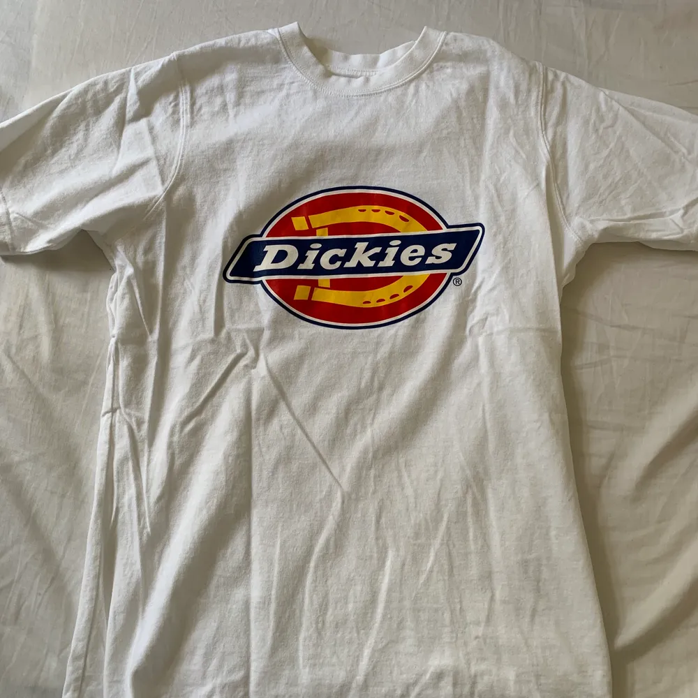 Säljer en vit dickies t-shirt i storlek xs⚡️ Behövs fler bilder är det bara att höra av sig! Köparen står för frakten! . T-shirts.