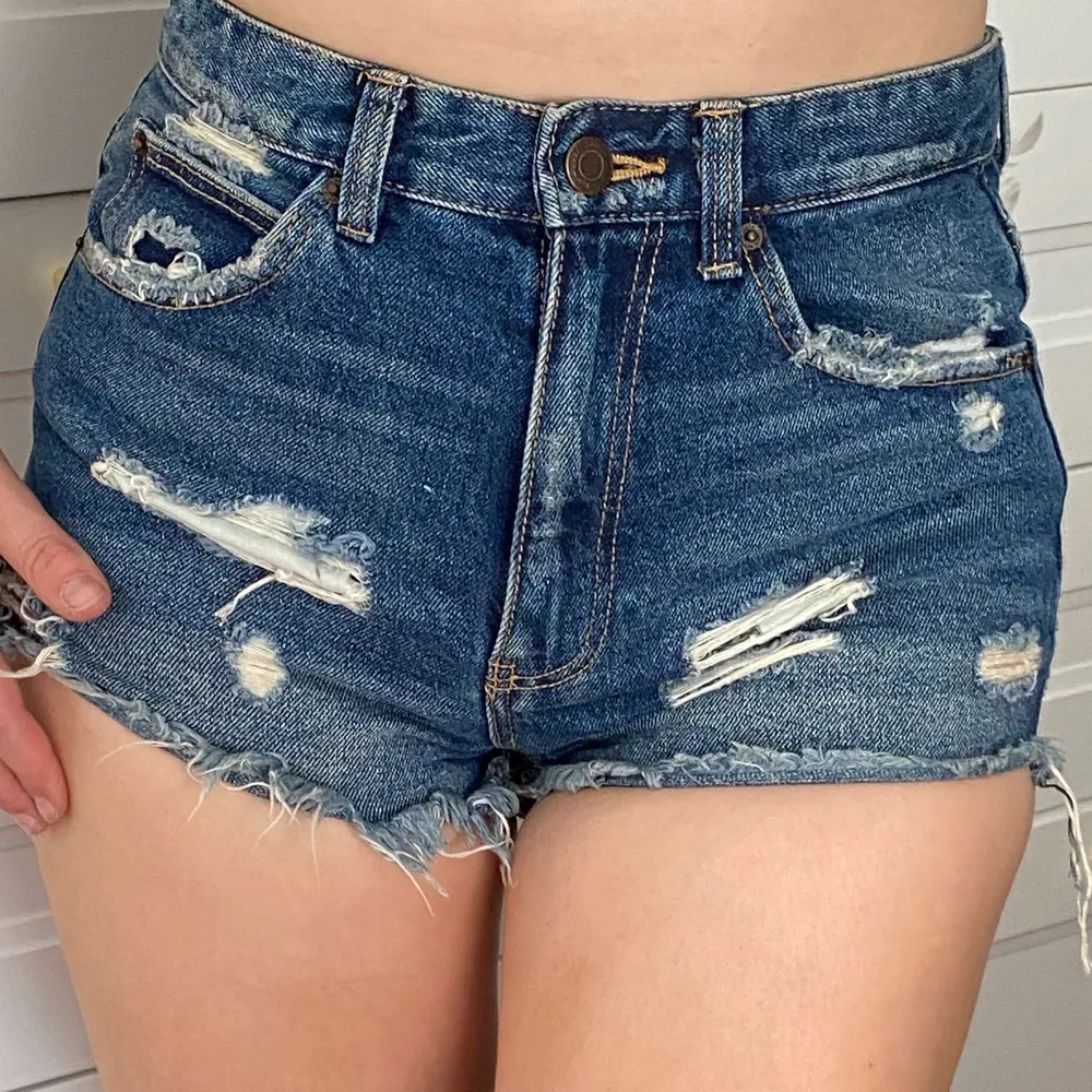 Shorts från Zara, storlek 34, låg midja. . Shorts.