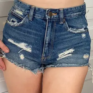 Shorts från Zara, storlek 34, låg midja. 