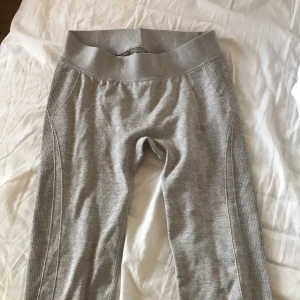 Gråa träningstights - my protein - Endast testade nya gråa träningstights ifrån my protein i storlek S, passar även XS. Nyskick! Frakt tillkommer och kan fixa ett superbra pris om du köper något mer. 💕