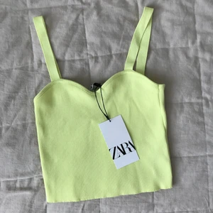 Populärt linne från Zara - Säljer detta linnet från zara! Helt slutsålt överallt! Har bara testat det, prislappen är fortfarande kvar. Den är en ljusgrön färg, i storlek M, men liten i storleken så jag tycker den är som en vanligt S❤️ kom med bud eller frågor! Frakt: 20kr