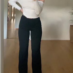 PLT svarta raka byxor  - Säljer dessa snygga byxorna från Prettylittlething, knappt använda och i super fint skick! Köparen står för frakten vilket är 50kr 💖