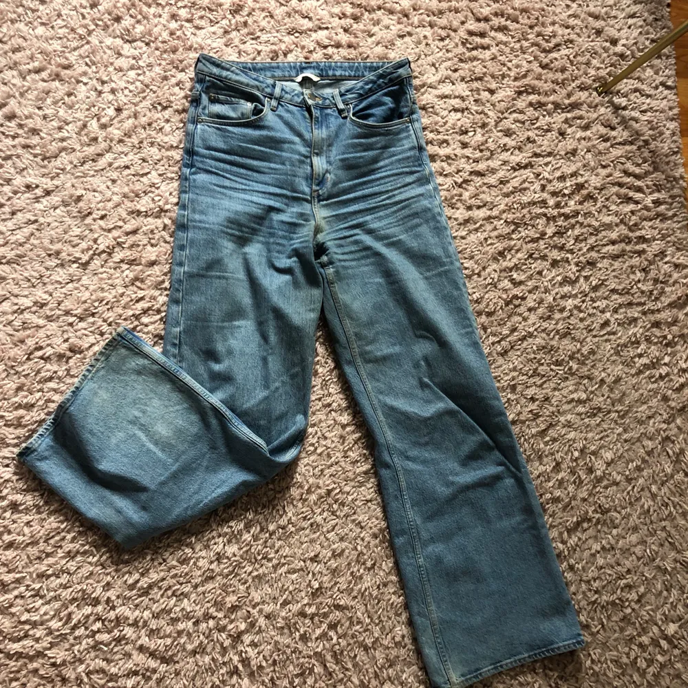 Säljer nu dessa skit snygga ljusblåa boyfriend jeans, dom är raka och långa i benen och även rätt så vida. Köpta från hm, säljer dom nu då jag inte får användning för dom, men dom är i mycket bra skick. St 29-motsvarar st 36. 150kr+frakt🦋💙. Jeans & Byxor.