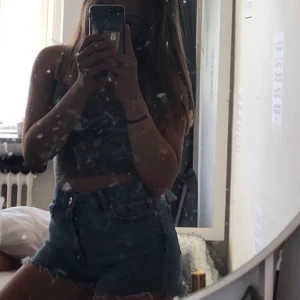 Short - Säljer dessa super snygga shorts från only! Har klippt dessa själv från ett par cykel byxor. Sömmen har gått sönder lite som du ser på bild 3. ordinarie pris: 400. frakt tillkommer.