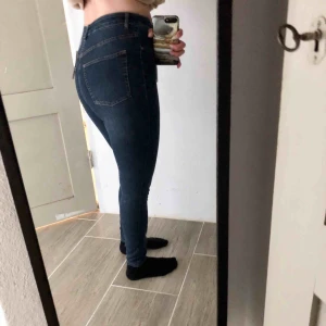  - Oanvända jeans från Cheap Monday. Storlek 26-27 i midjan eller xs-s. Jeansen är endast provade. De är för små för mig därför säljer jag. Köparen står för frakten på 63:-