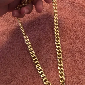  chain - Gulfärgad chain, helt ny och i fin skick. Kan skicka fler bilder. Möts upp i Uppsala eller fraktar/15kr.