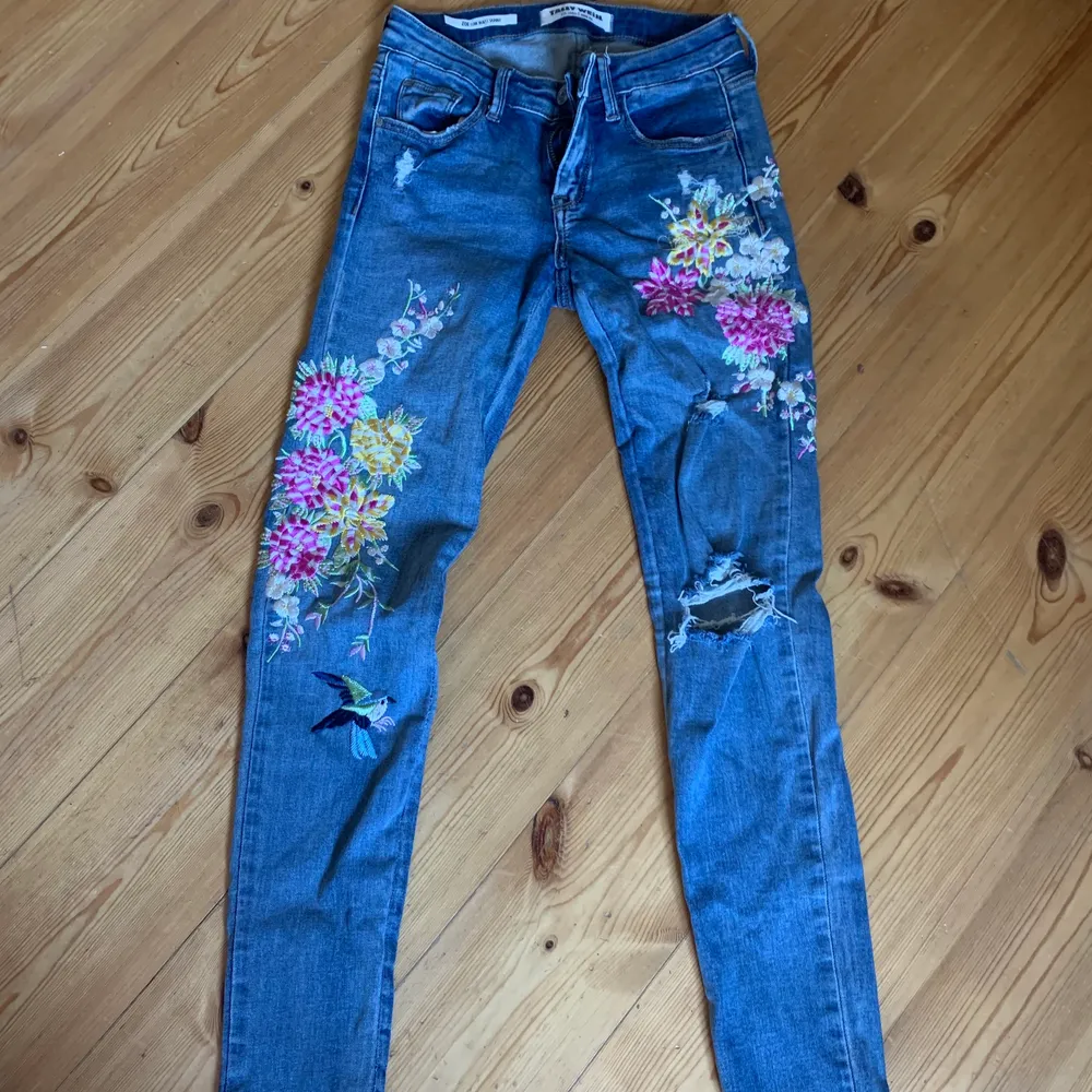 Jättefina broderade jeans med slitningar🥰, i väldigt bra skick och säljer då dem blivit för små. Jeans & Byxor.