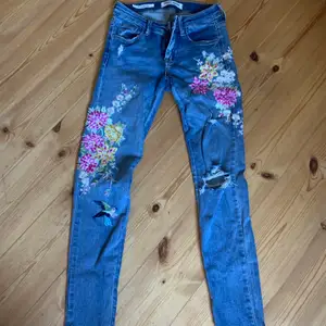 Jättefina broderade jeans med slitningar🥰, i väldigt bra skick och säljer då dem blivit för små